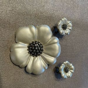 Pierced earrings and broach